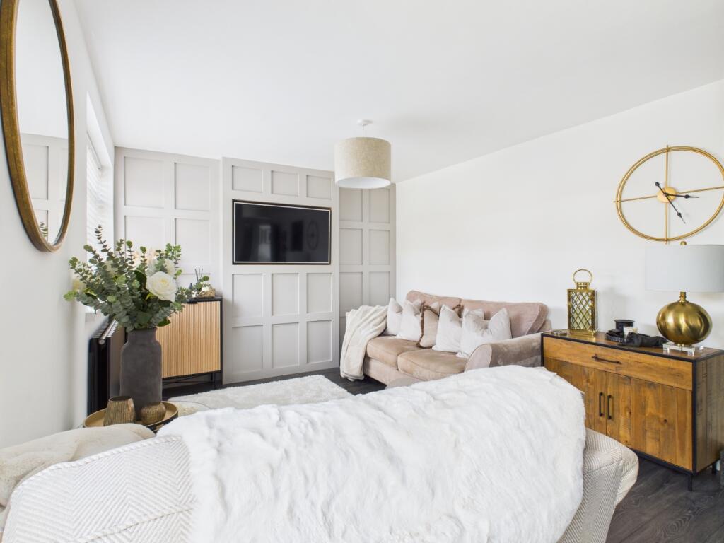 CAM03729G0-PR0062-STILL013