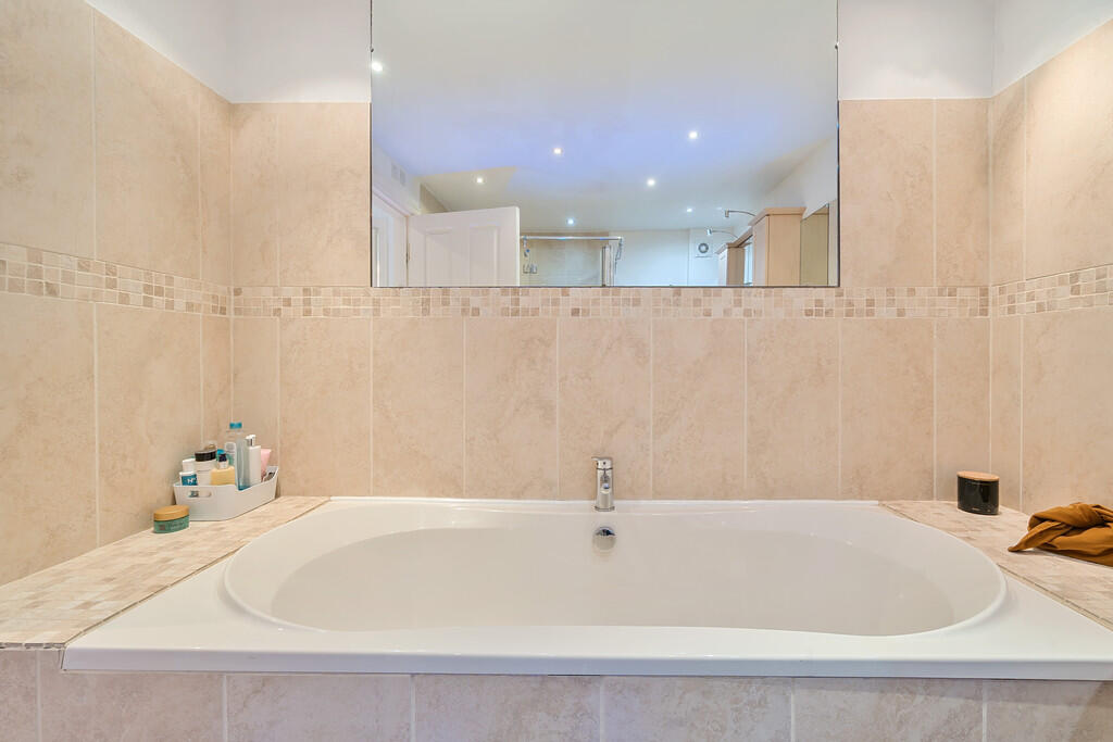 Master En-suite B...