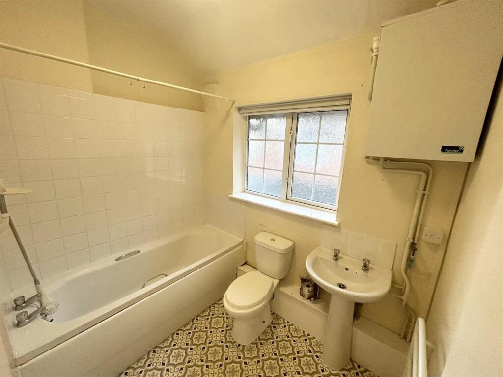 strat rd bathroom.jpg