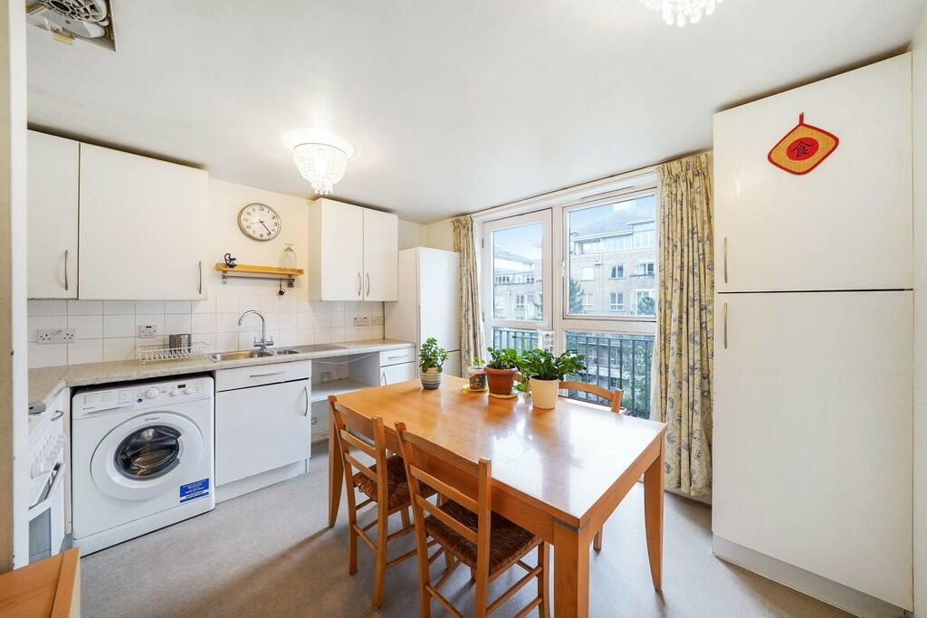 Eat-in kitchen 