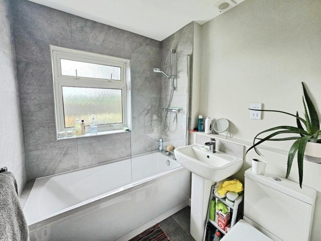 pbox-bathroom-332491.JPG