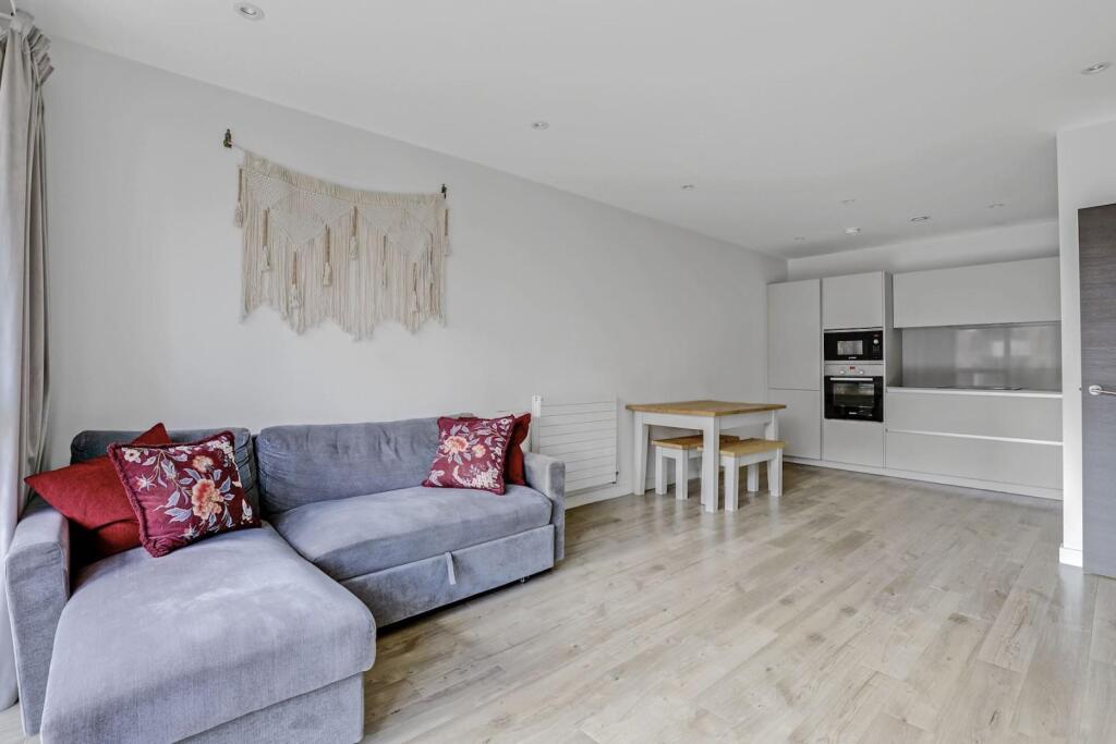 08-2f90JHPropWorld - Flat 5, 7 Station Approach - 