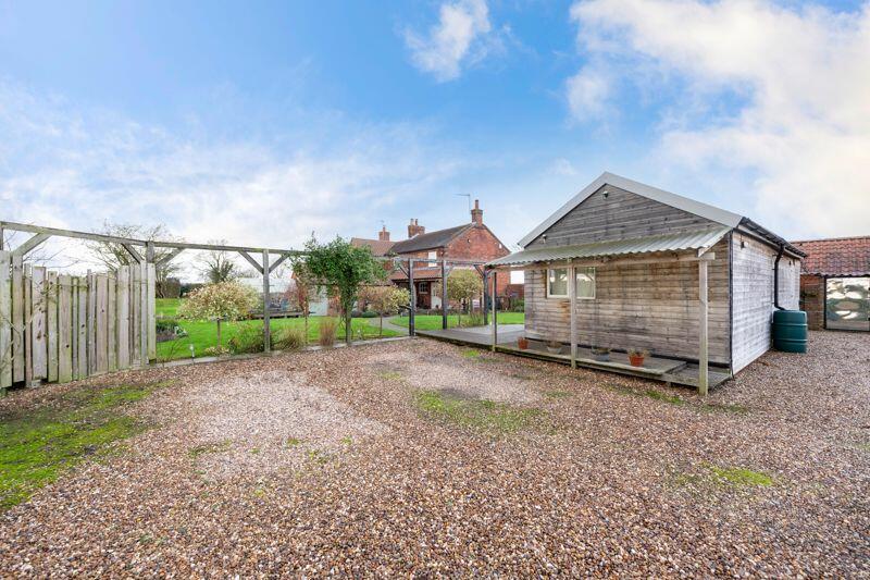Gravel area/outbuildings