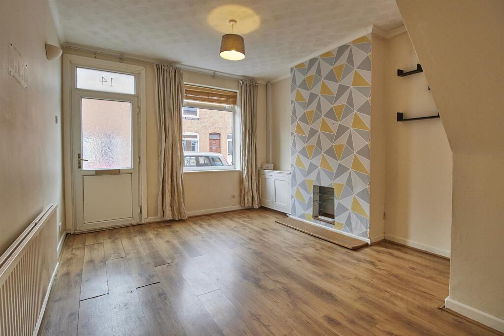 FRONT LOUNGE