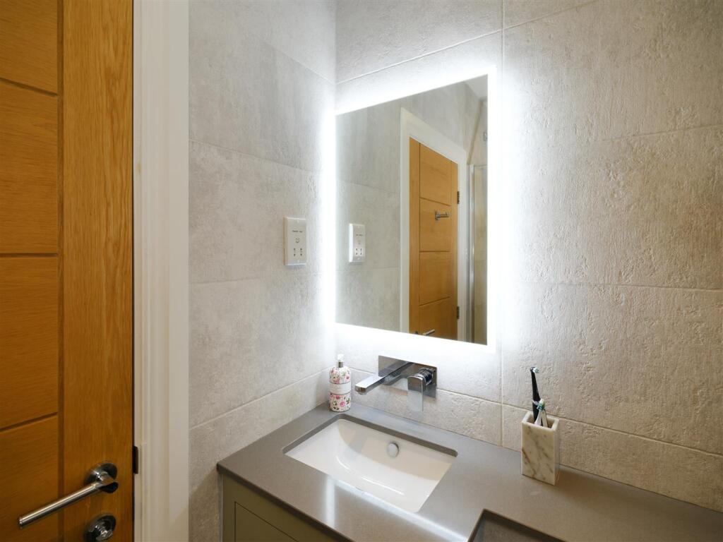 MASTER ENSUITE