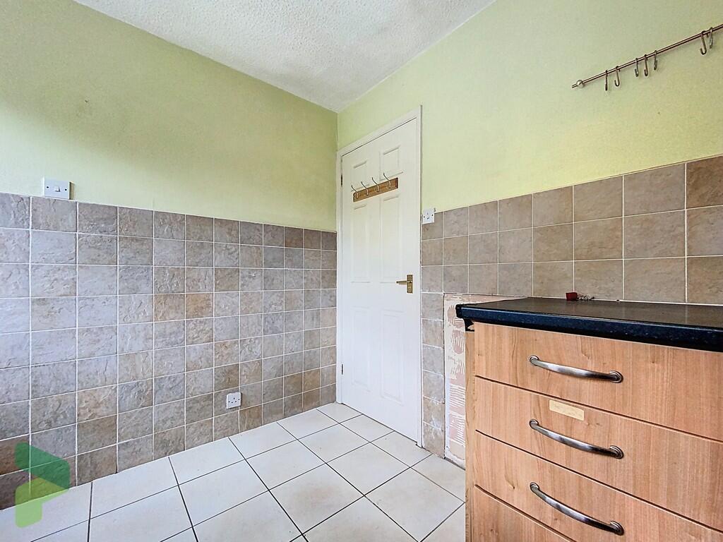 Fully Fitted Kitc...