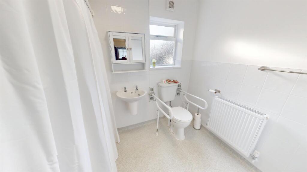 Whint Cottages Shower Room