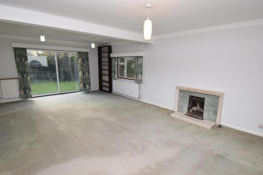 Lounge/Dining Room