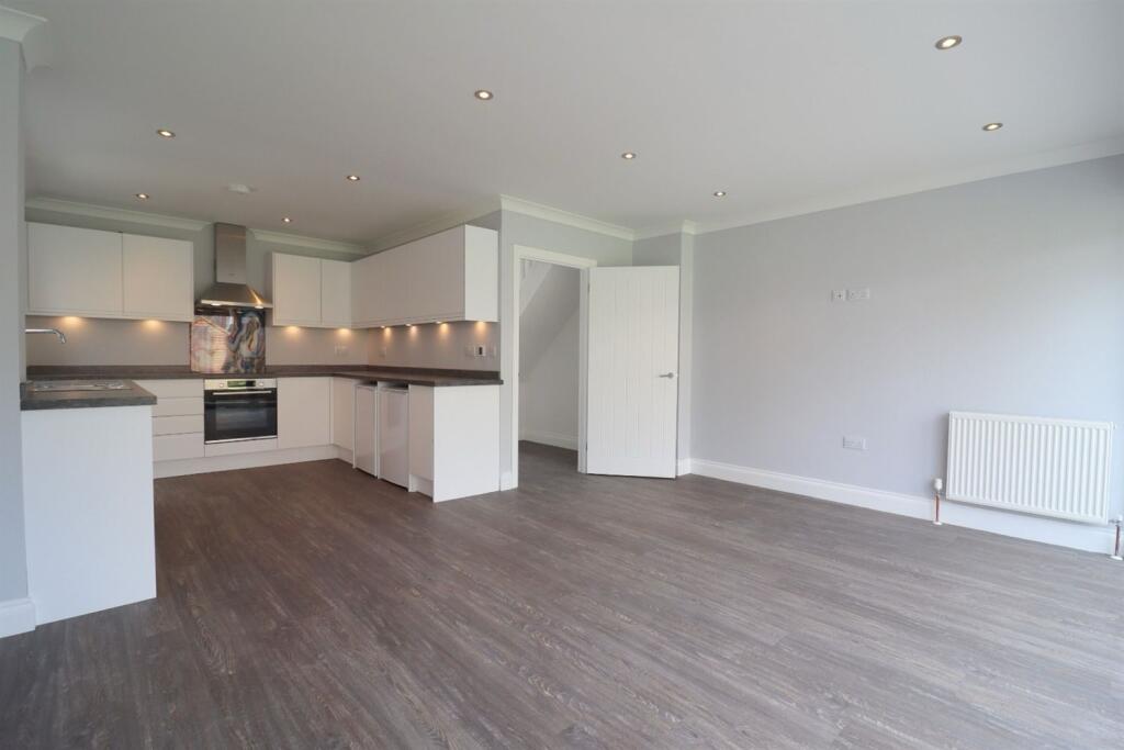 4 bedroom Semi Detached House in Hockley