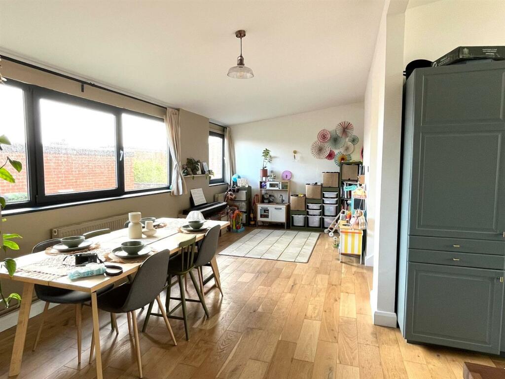 DiningRoom.jpg