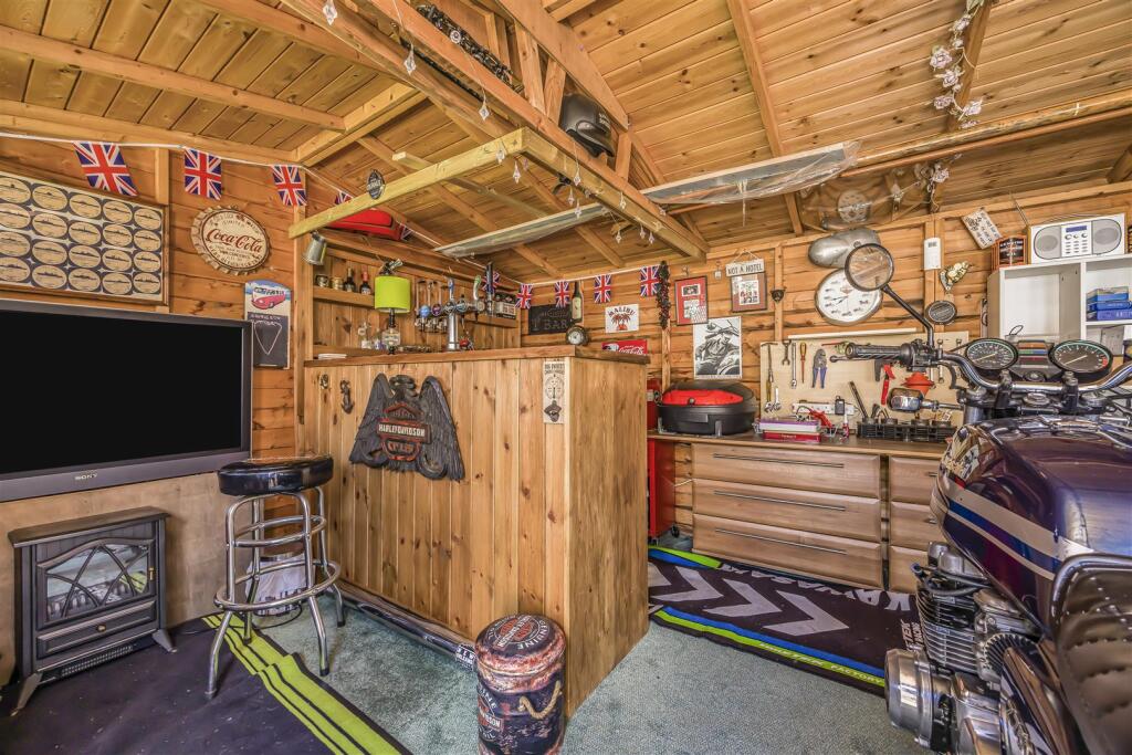 1 Sunnyfields, Central Road, Drayton-PorticoMarket