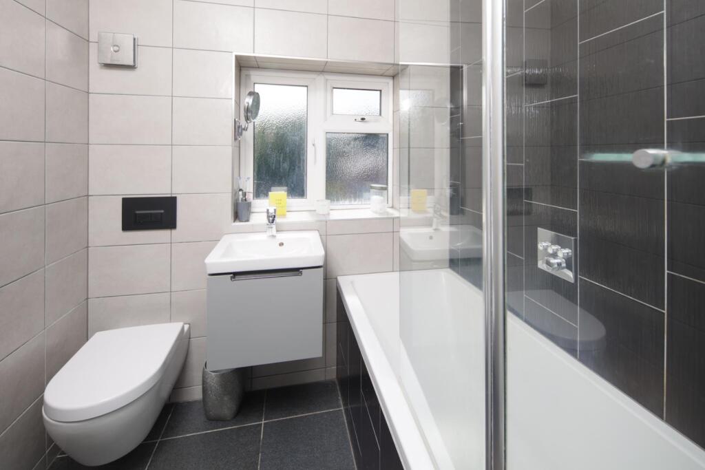 398 Chester Road bathroom.jpg