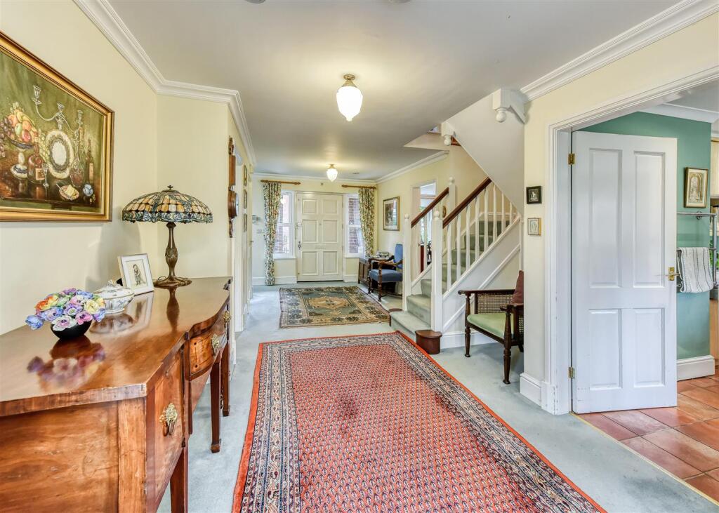 20 Cross Road-hall1.jpg