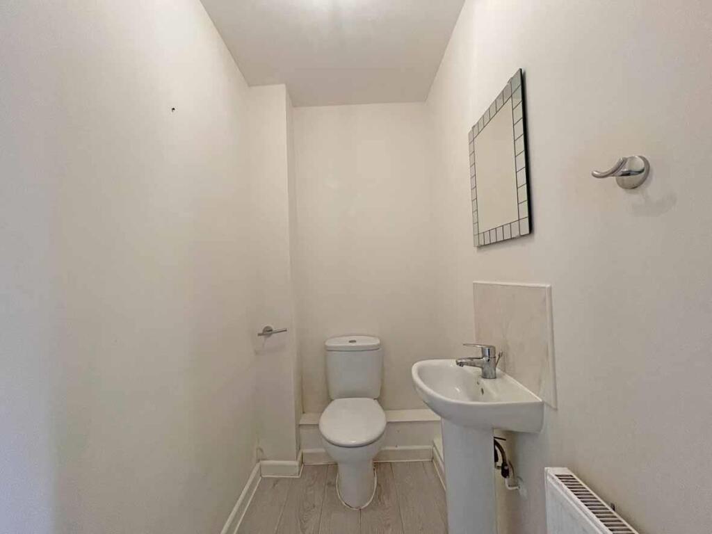 Cobham Close 31 WC.jpg