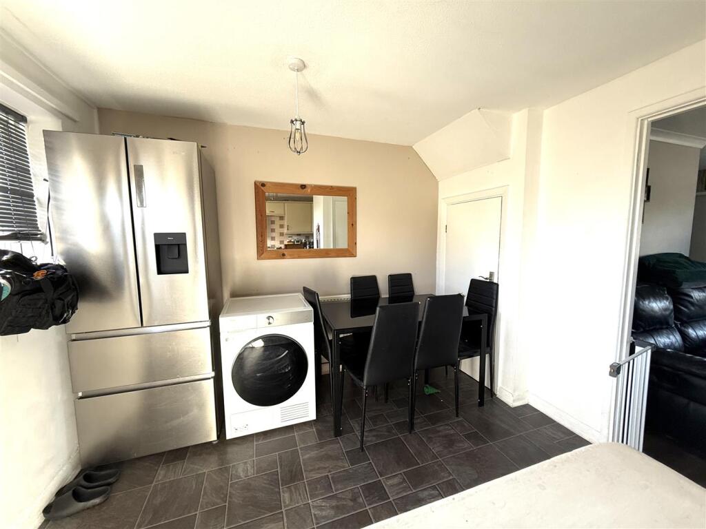 37 campbell close kit 2.jpeg