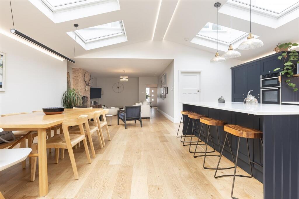 17 Woodland Way (21).jpg