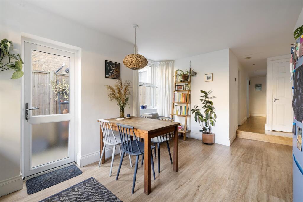 Claude Road, E10
