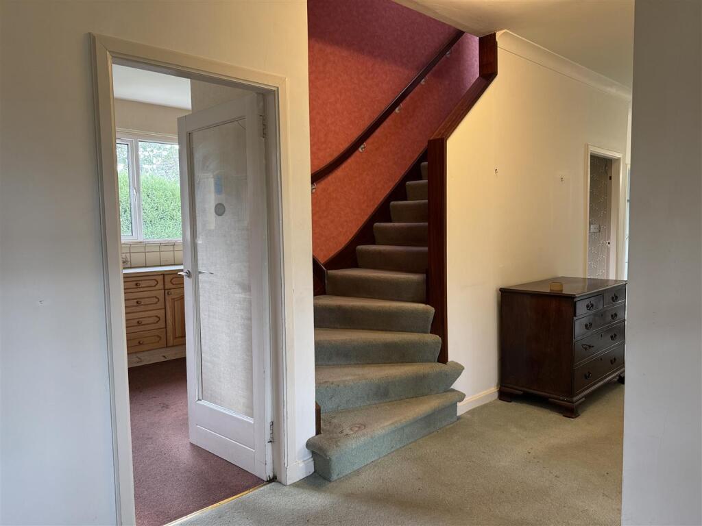 HALLWAY TO STAIRS.JPG