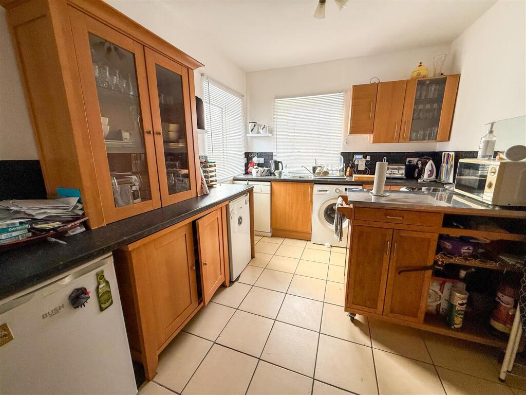 ALTERNATE VIEW OF KITCHEN/DINER