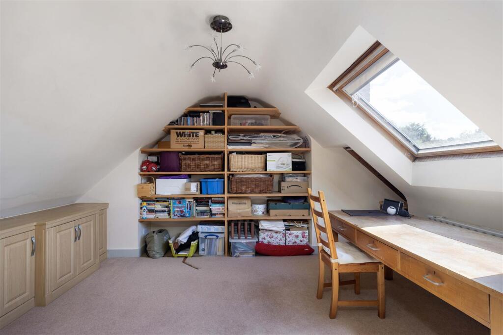 33 Irwin Road Guildford GU2 7PW-28.jpg