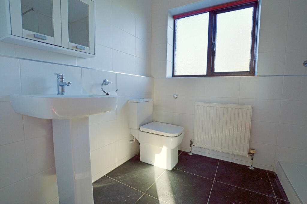 EN-SUITE SHOWER ROOM