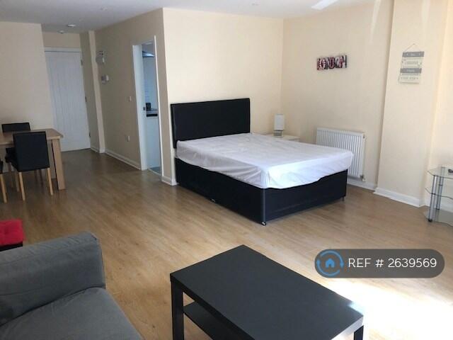 Lounge/Bed Area