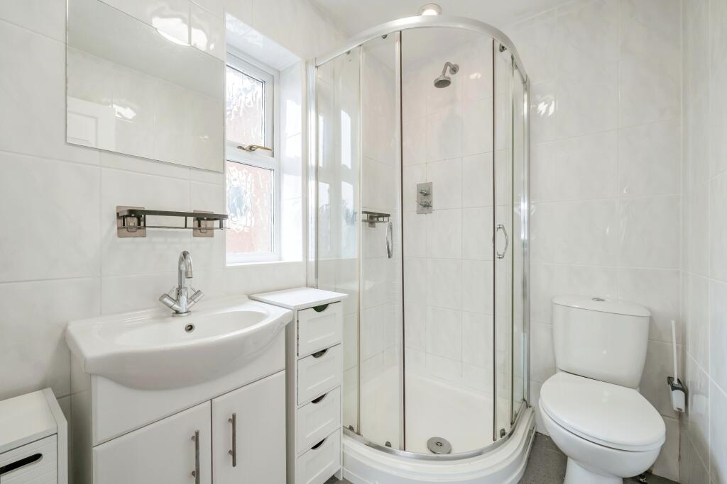 16. Master en-suite