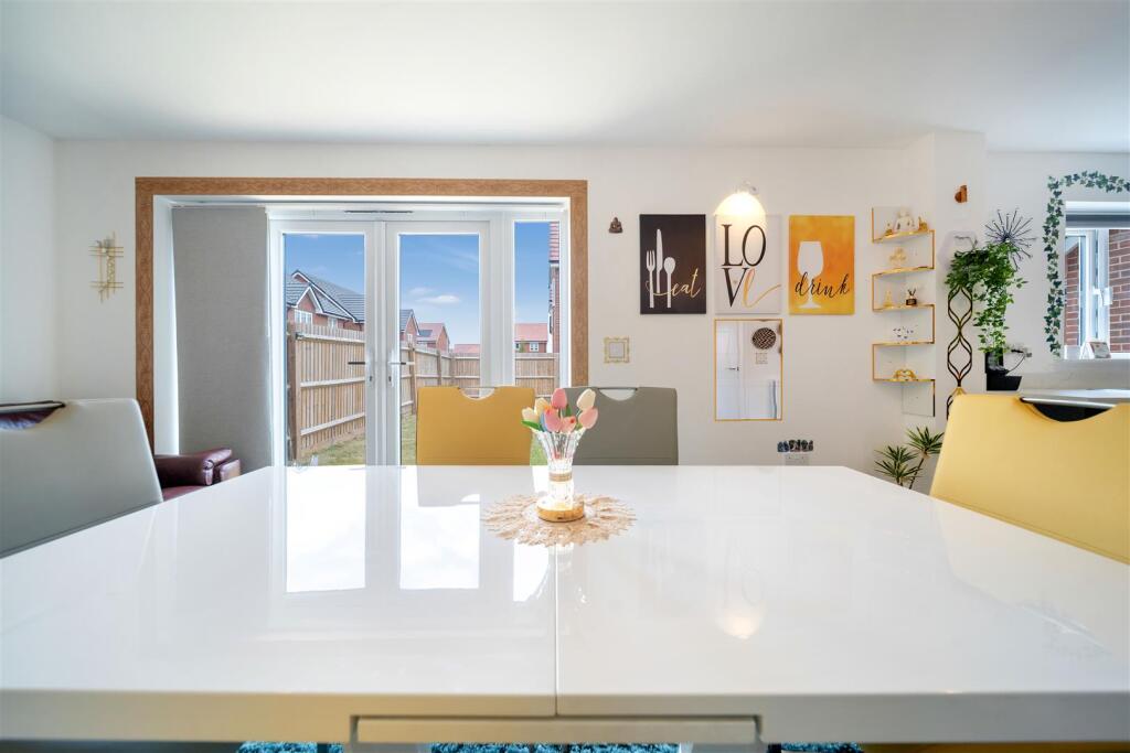 27 Thistledown Cresc-45.jpg