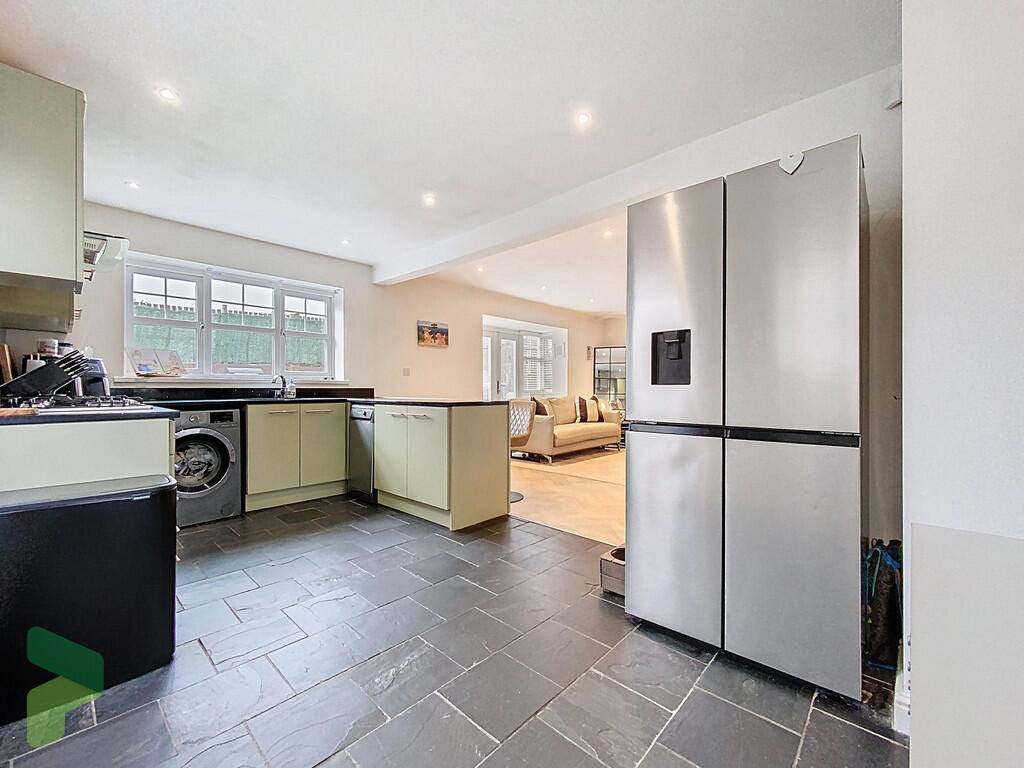 Fully Fitted Kitc...