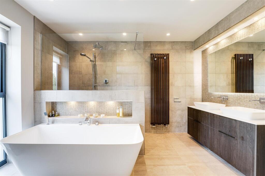 Principle Bedroom En Suite (1).jpg