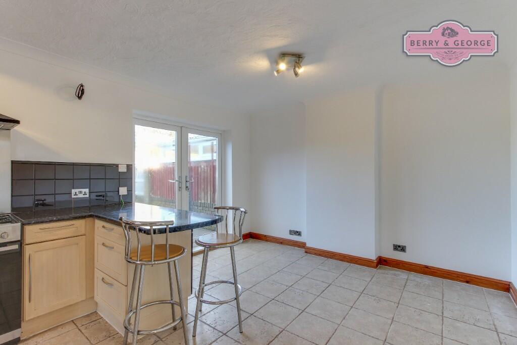 KITCHEN / BREAKFAST