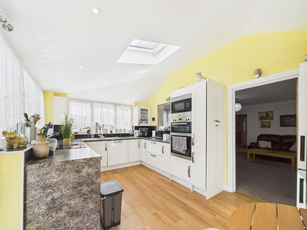 CAM02023G0-PR0161-STILL036