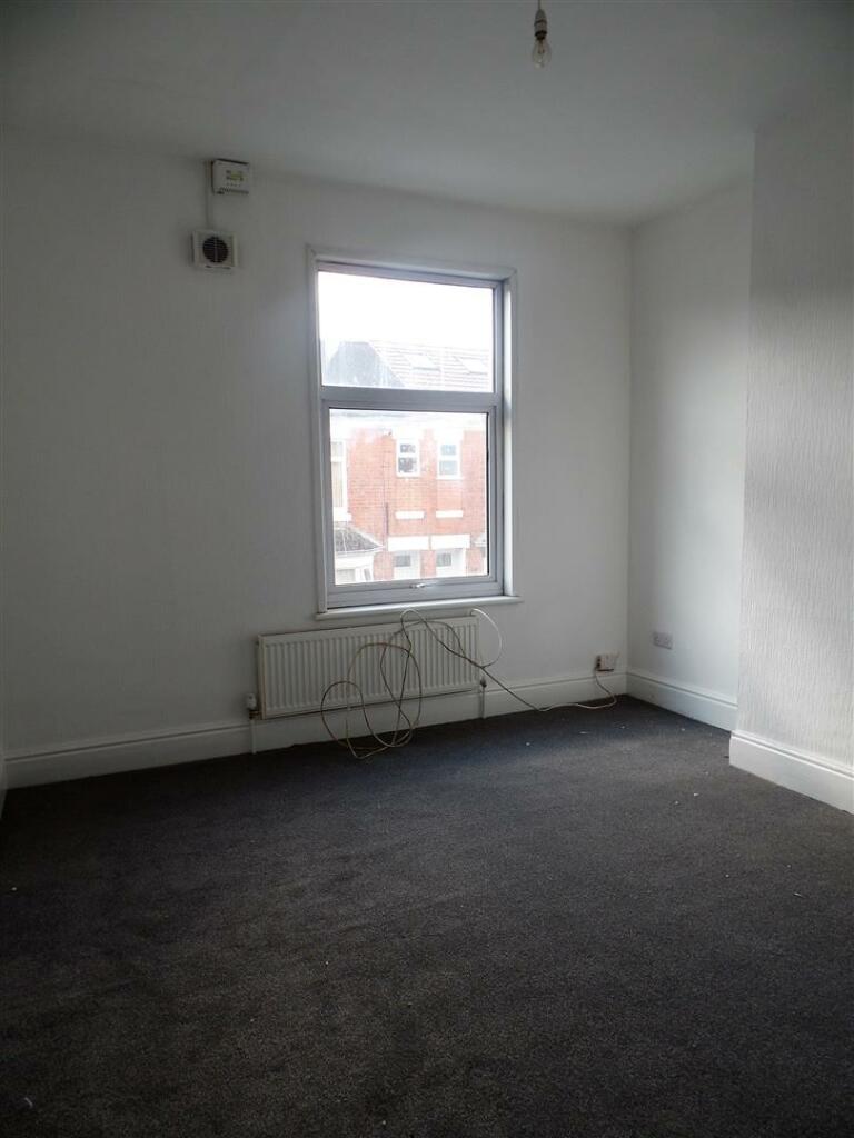127 Richmond St - Front bedroom .jpg