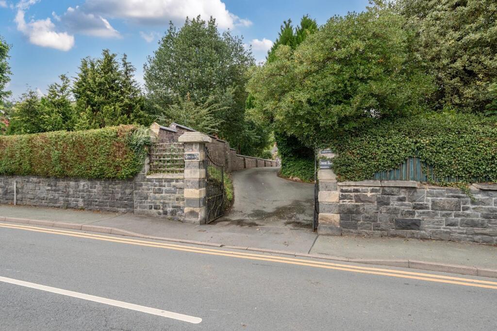 Entrance to property.jpg