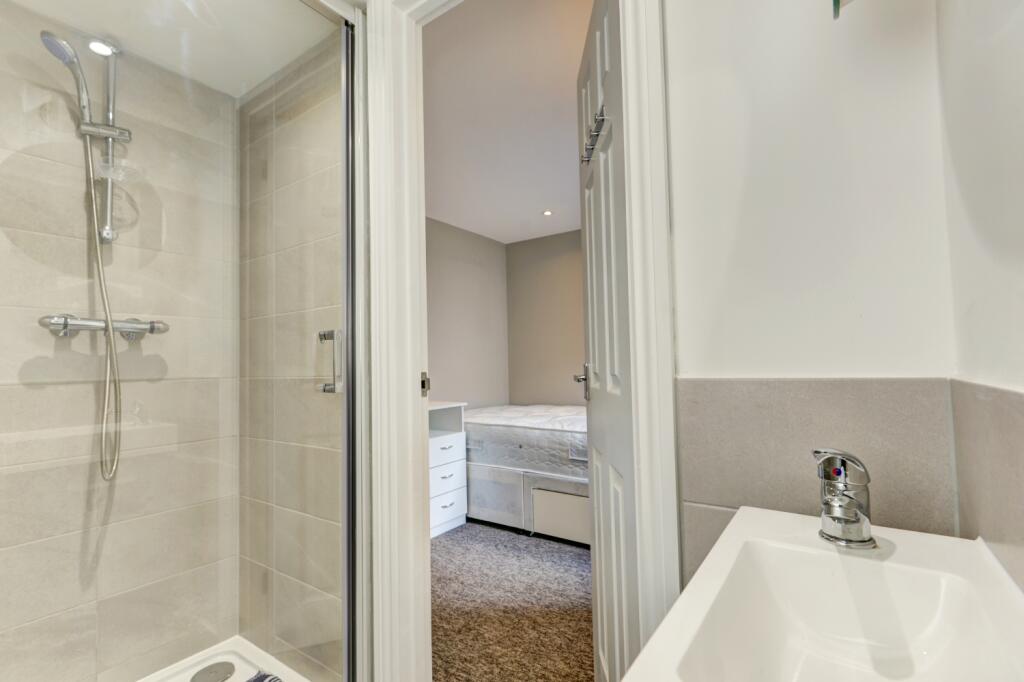 19 Southampton Street Bedroom 1 Ensuite (2)