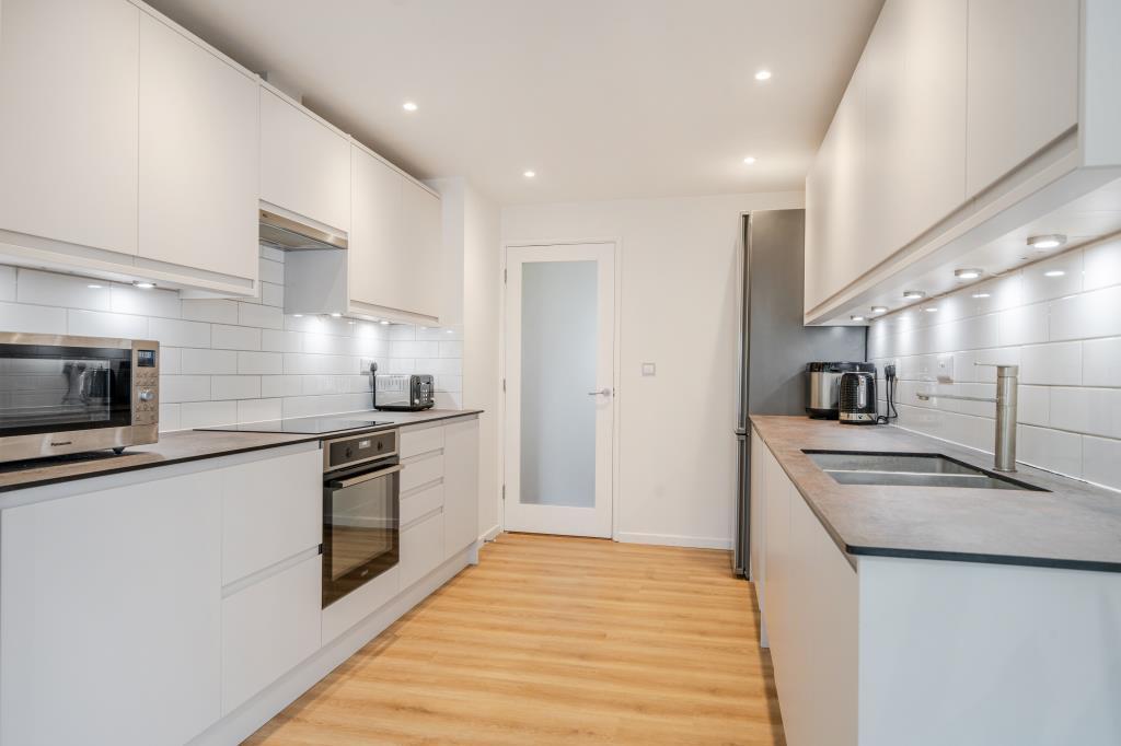 L-Shaped Fitted Kitchen/Dining Room