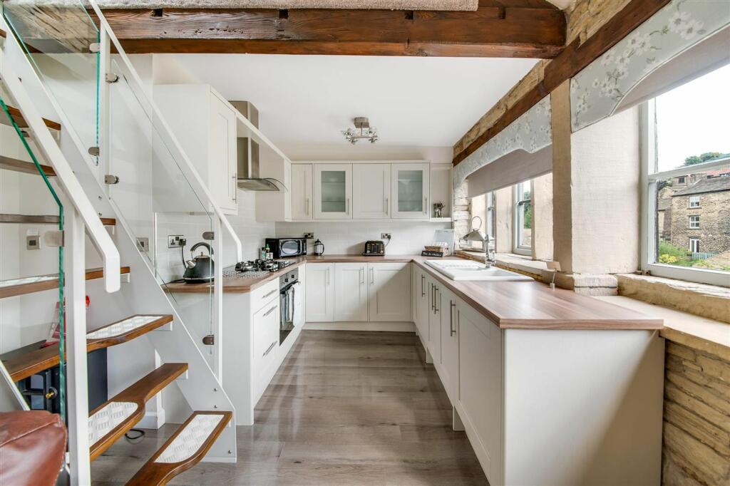 OPEN-PLAN LIVING/DINING/KITCHEN
