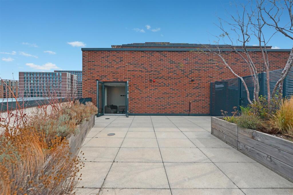 Roof Terrace / Balcony: