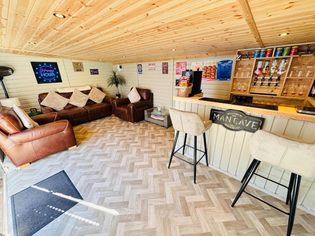 SUMMERHOUSE/BAR