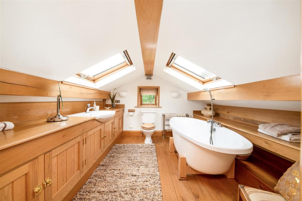 EN-SUITE BATHROOM TO BEDROOM FIVE