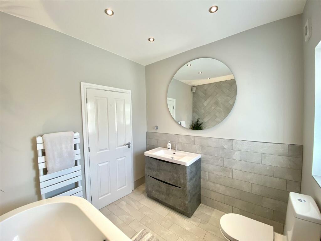 PRINCIPAL BATHROOM