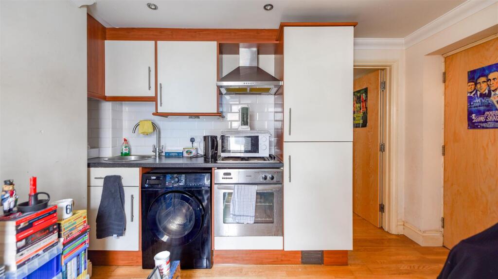 LOUNGE/KITCHEN