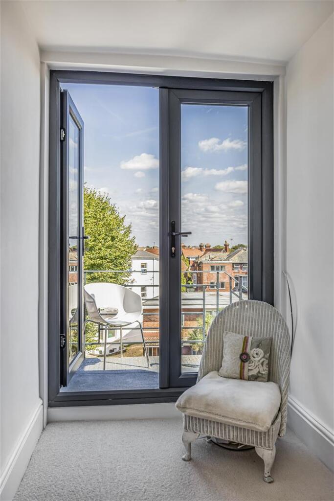 23_MSne7_Bedroom2_doors+balcony.JPG