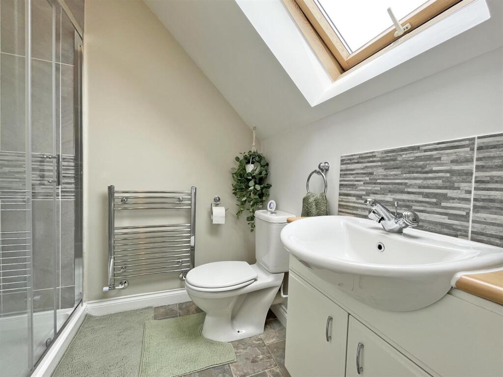 Renassiance Gardens 28 - En Suite.jpg