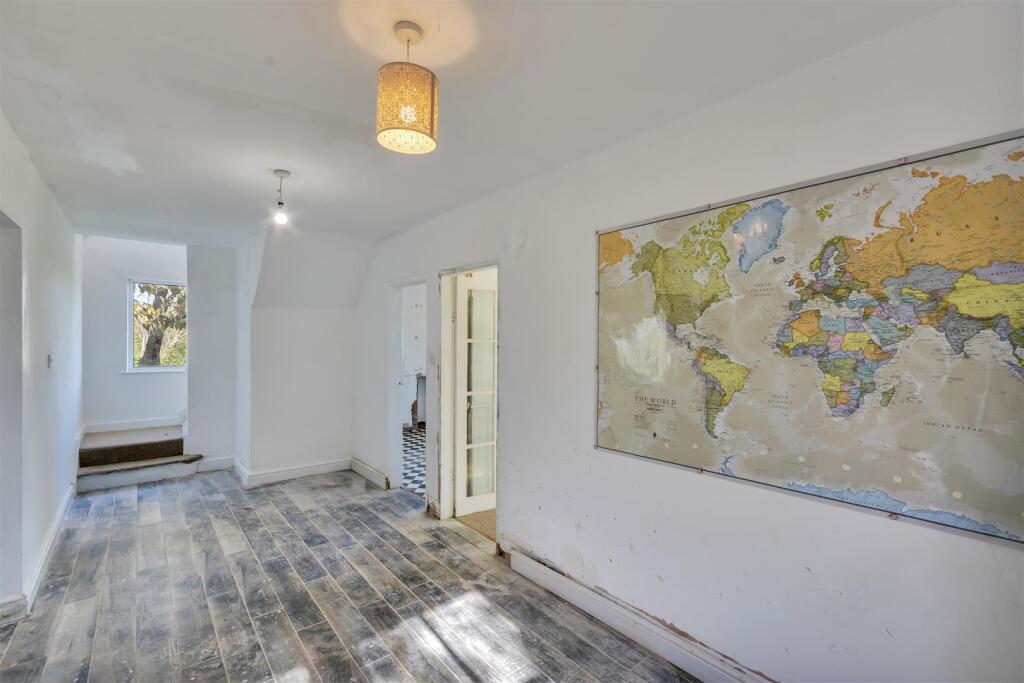 ENTRANCE HALL / DINING AREA