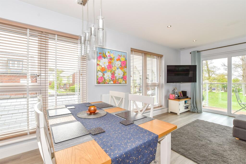 Lounge/Dining/Kitchen