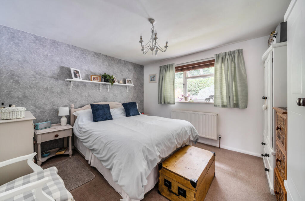 1369169-4-68ef7d3...