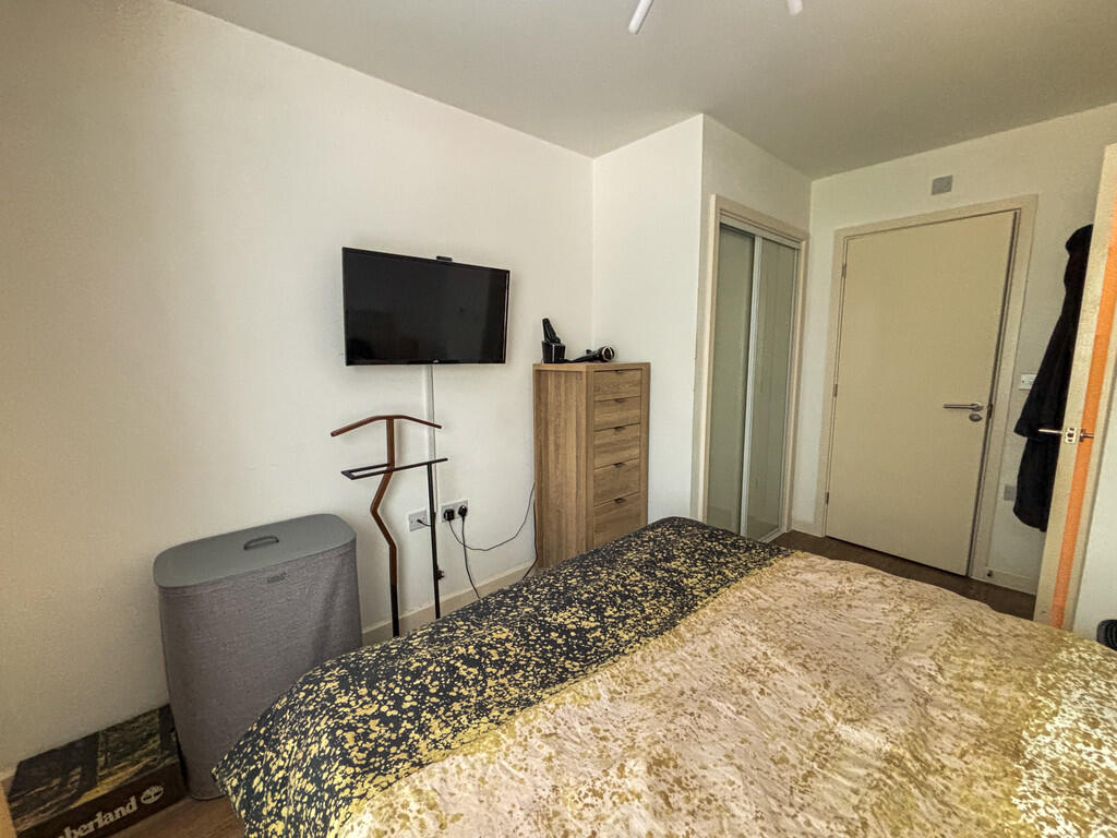 Master Bedroom (2...