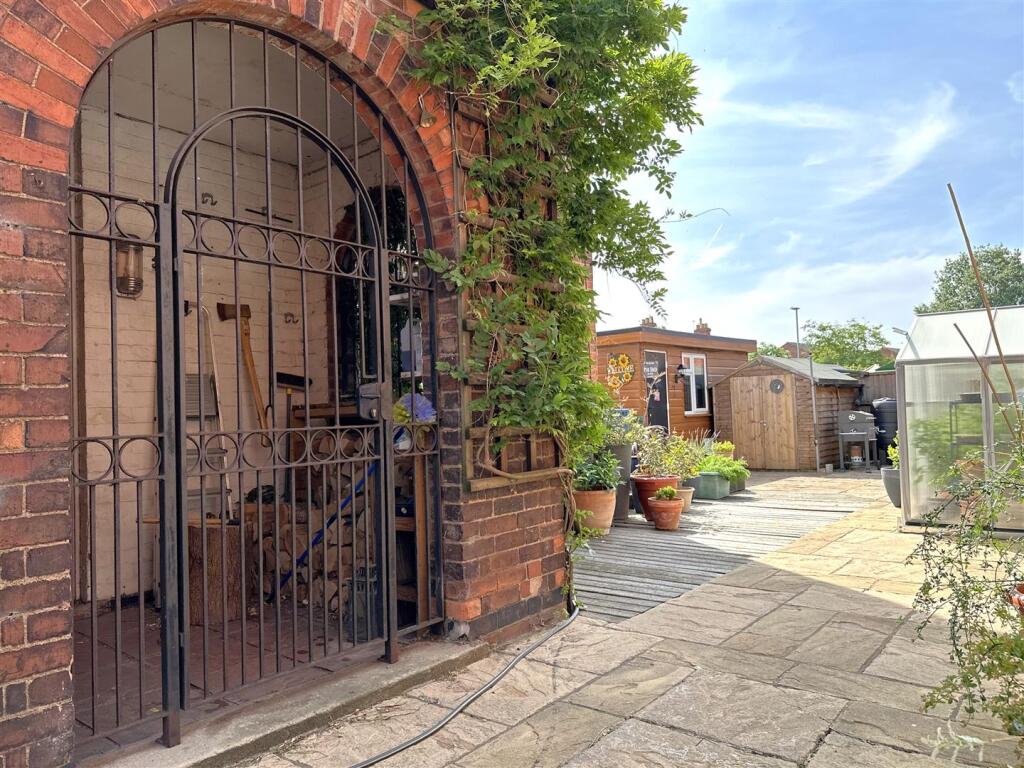 Eye-Catching Side Porch 335