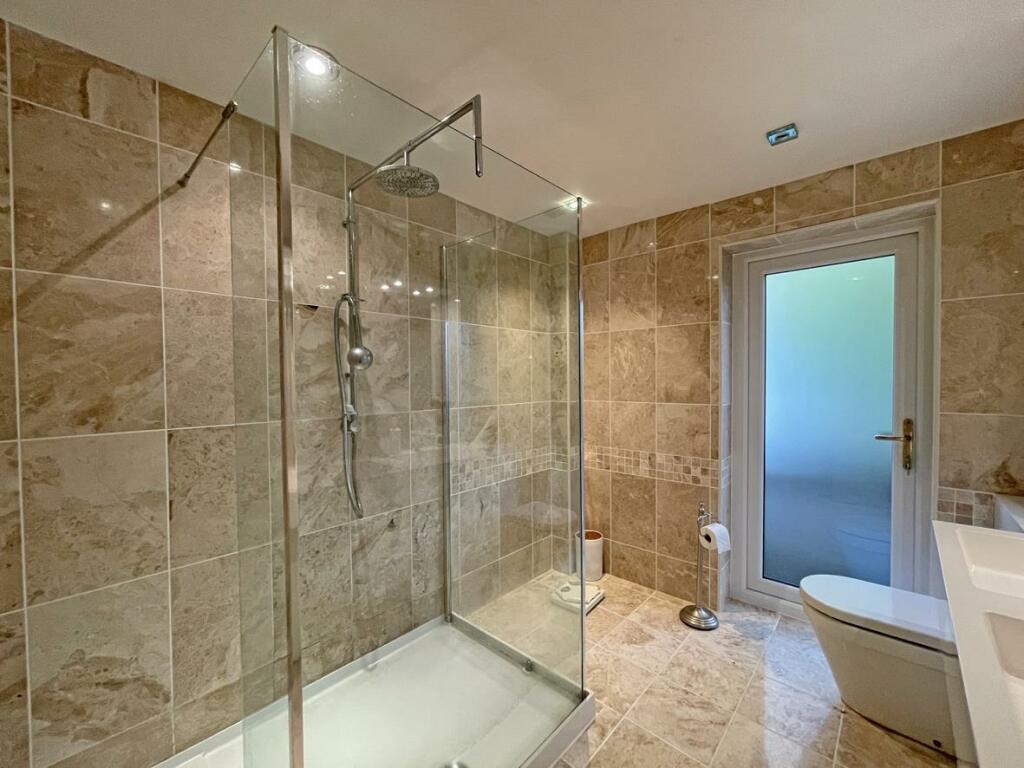 Wood Park 6 Family Bathroom 2.jpg